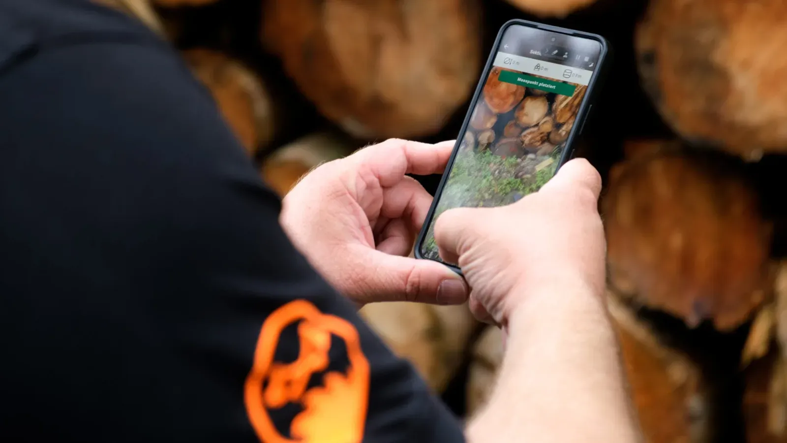 Nahaufnahme der Holzvermessung mit der Forstify-App