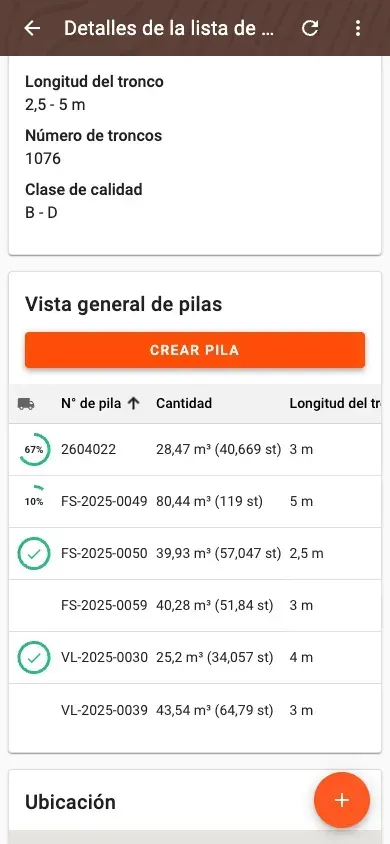 Vista general de las pilas de madera en los detalles de la lista de madera