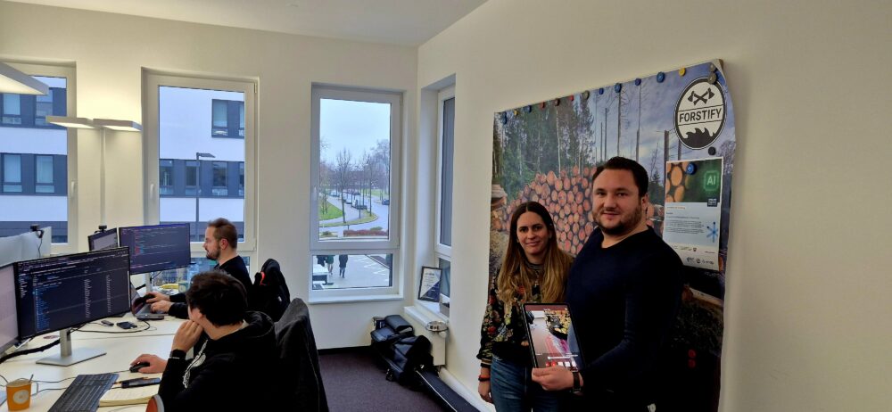 Das Forstify-Team mit dem WoodQAI-Projektplakat